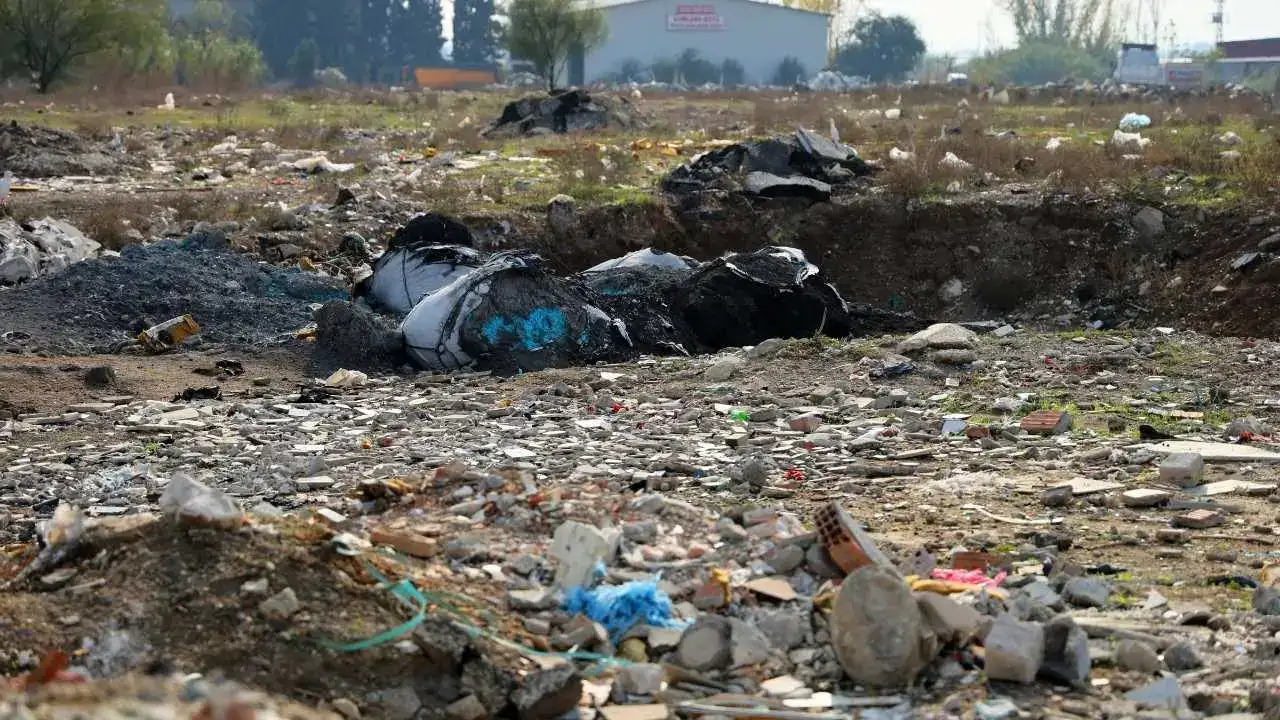 Adana’da Boş Arazi Çöplüğe Döndü: Mahalle Sakinleri İsyanda! 3